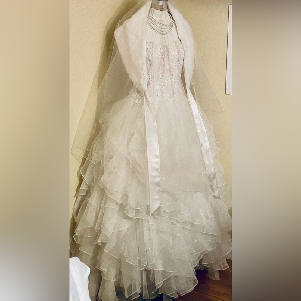 Oleg Cassini Strapless Organza Ruffle Skirt size 16W. Veil included.